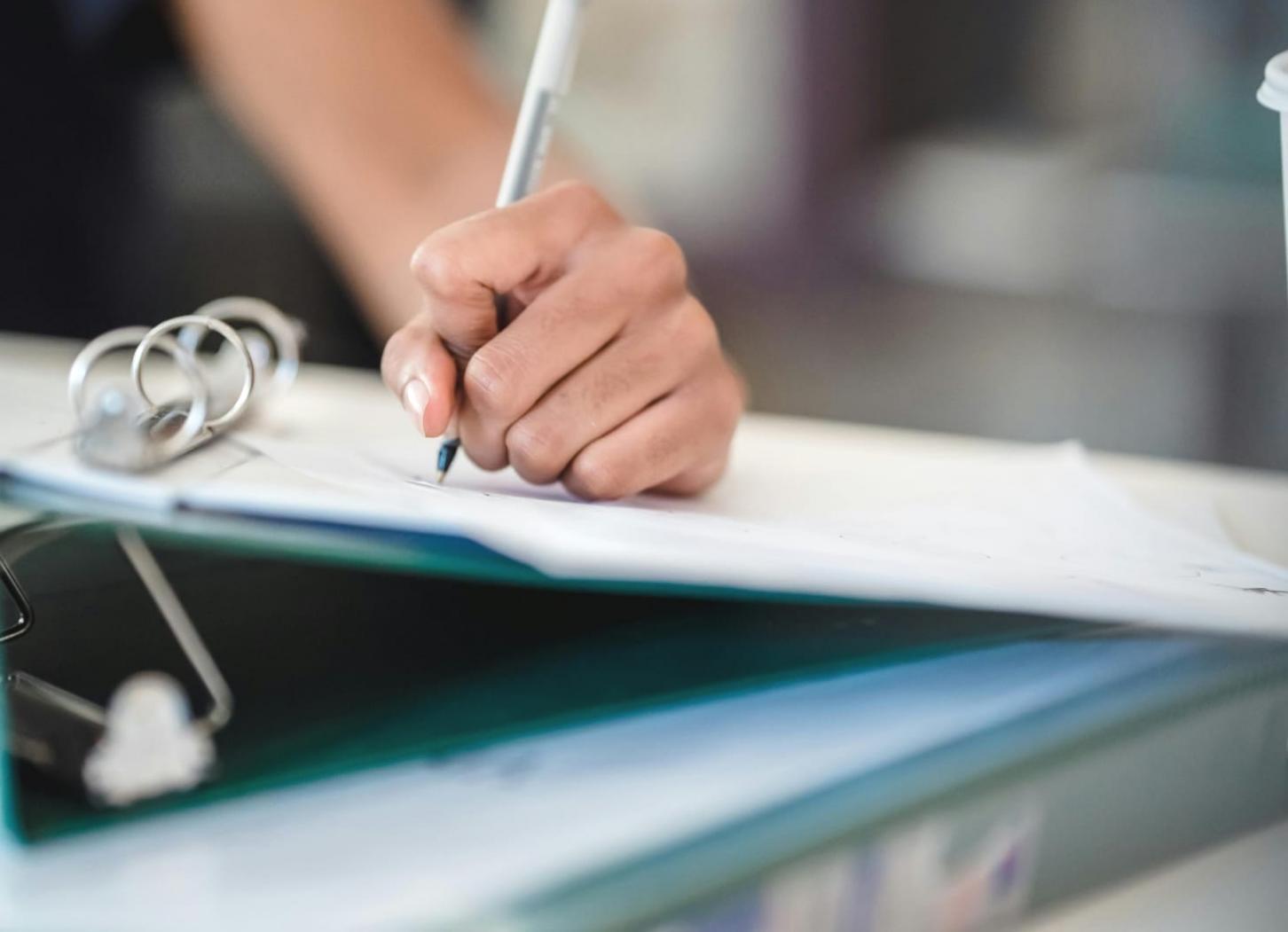 Echipa ronithalor lucrand la analiza financiara complexa