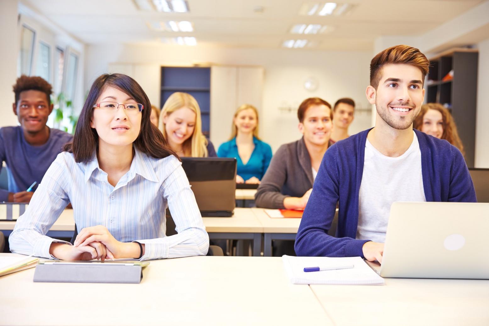 Grafice și documente financiare pe birou pentru analiza datelor